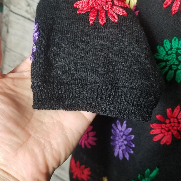 Catherine Stewart Embroidered Sweatshirt Size XL.Pit to pit approx:  20.5 inch - Picture 4 of 7